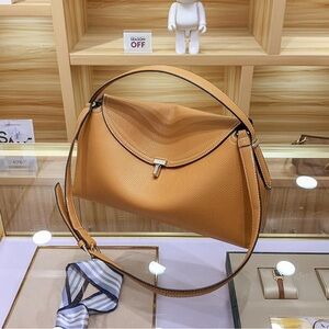 Elegant Tan Leather Shoulder Bag